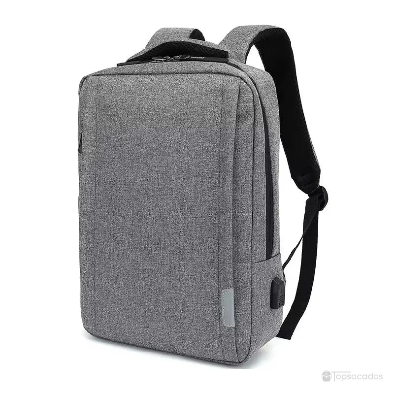Sac à dos ordinateur Femme en tissu gris clair, élégant et minimaliste avec port USB visible sur le côté.