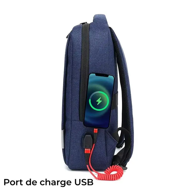 Sac à dos ordinateur Femme vu de profil avec téléphone branché à un port de charge USB intégré et câble rouge visible.