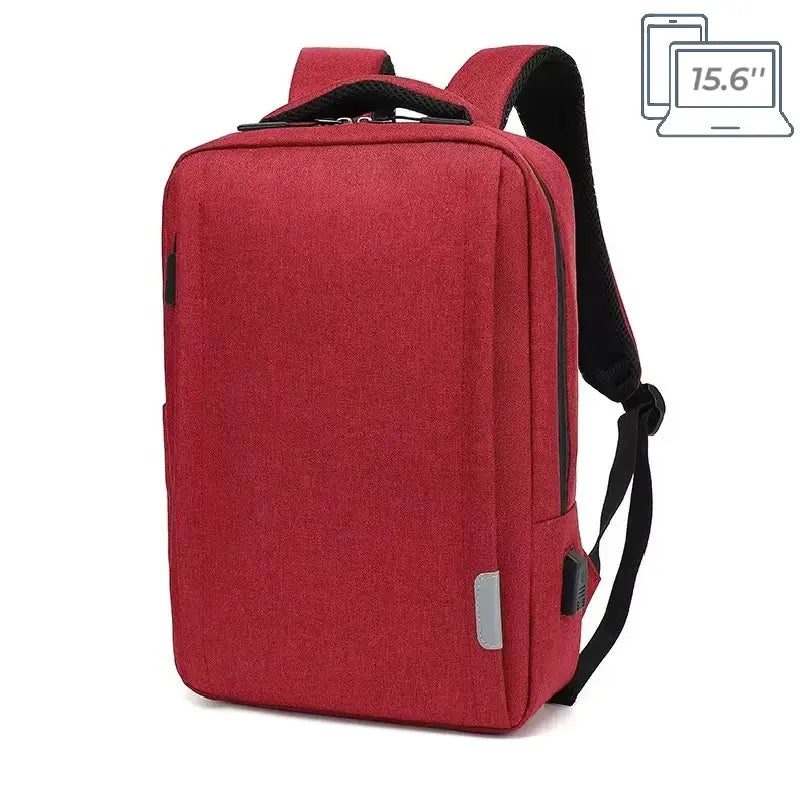 Sac à dos ordinateur Femme en tissu rouge foncé avec forme rectangulaire, port USB latéral et finition sobre.
