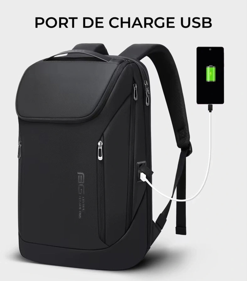 Sac a dos ordinateur portable noir avec câble USB branché sur le côté, illustrant la fonctionnalité de recharge intégrée via port USB.