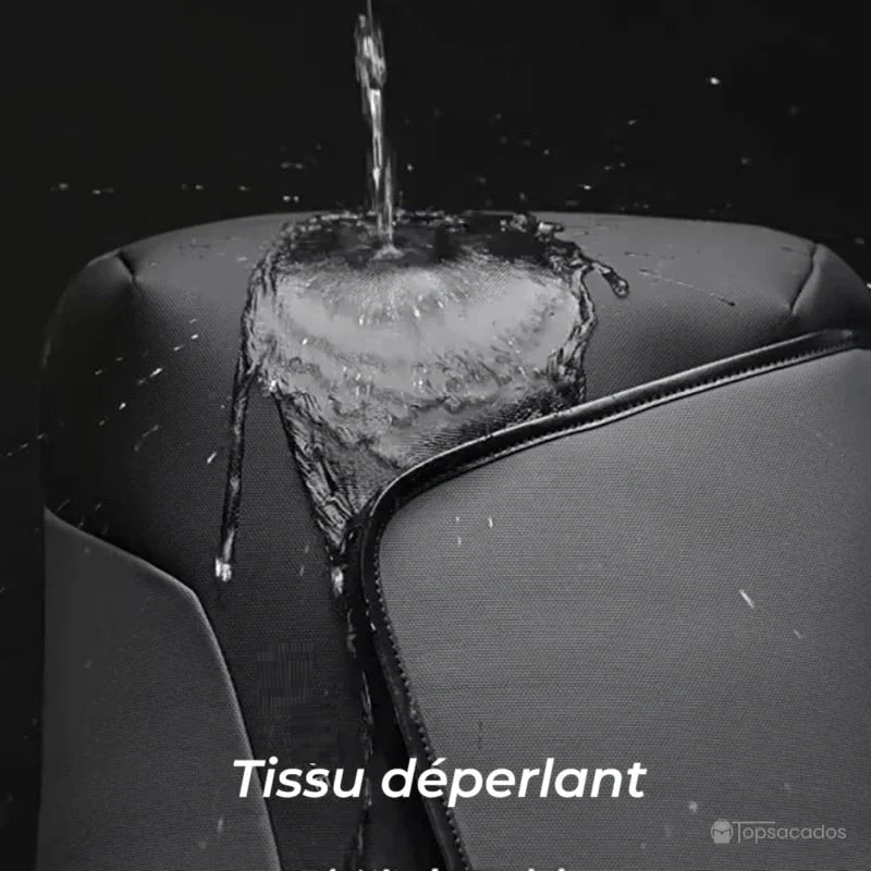 Sac à dos ordinateur portable design avec tissu déperlant en gros plan, démonstration de l'effet imperméable sous un jet d'eau.