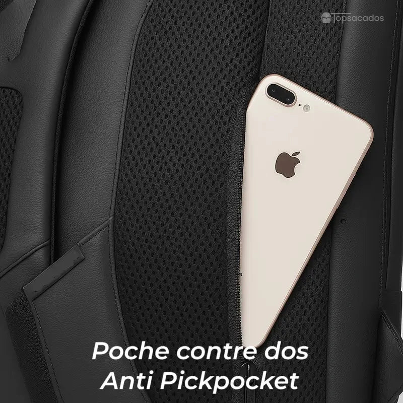 Sac à dos ordinateur portable design avec poche anti-pickpocket à l'arrière contenant un téléphone, sur fond neutre.