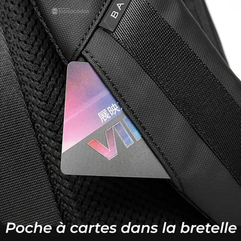 Sac à dos ordinateur portable design avec zoom sur la bretelle montrant une poche discrète pour carte insérée.