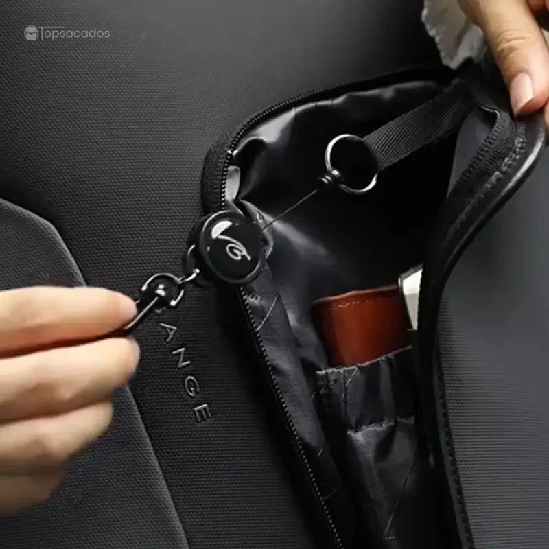 Sac à dos ordinateur portable design avec zoom sur la poche avant contenant un porte-clés rétractable noir fixé à l'intérieur.