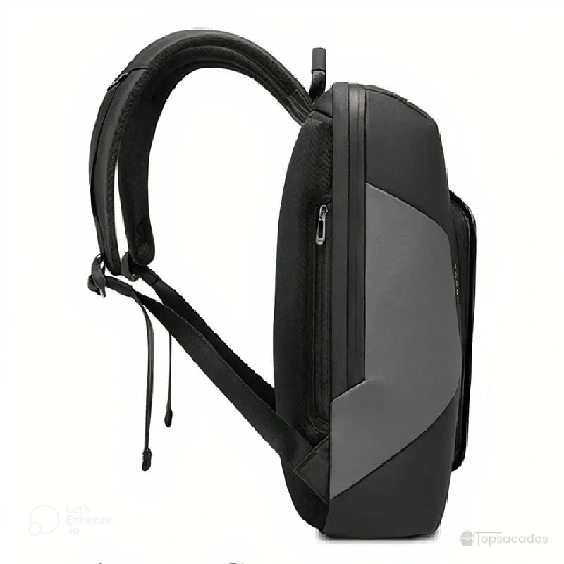 Sac à dos ordinateur portable design vu de profil, montrant son épaisseur compacte et ses courbes aérodynamiques sur fond blanc.