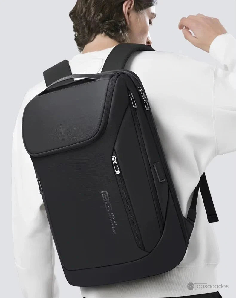 Sac a dos ordinateur portable porté par un homme vêtu d’un sweat blanc, illustrant le confort et le style de ce sac pour une utilisation urbaine quotidienne.