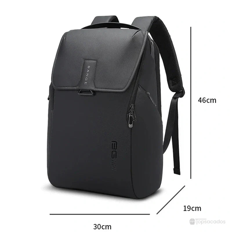 Sac à dos ordinateur portable ouverture par le dessus vu de biais avec dimensions indiquées : 46 cm x 30 cm x 19 cm