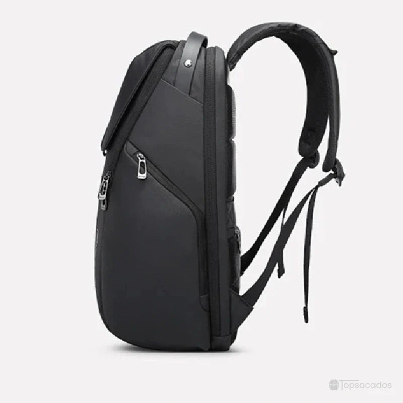 Sac à dos ordinateur portable ouverture par le dessus vu de profil, soulignant les courbes ergonomiques et poches zippées