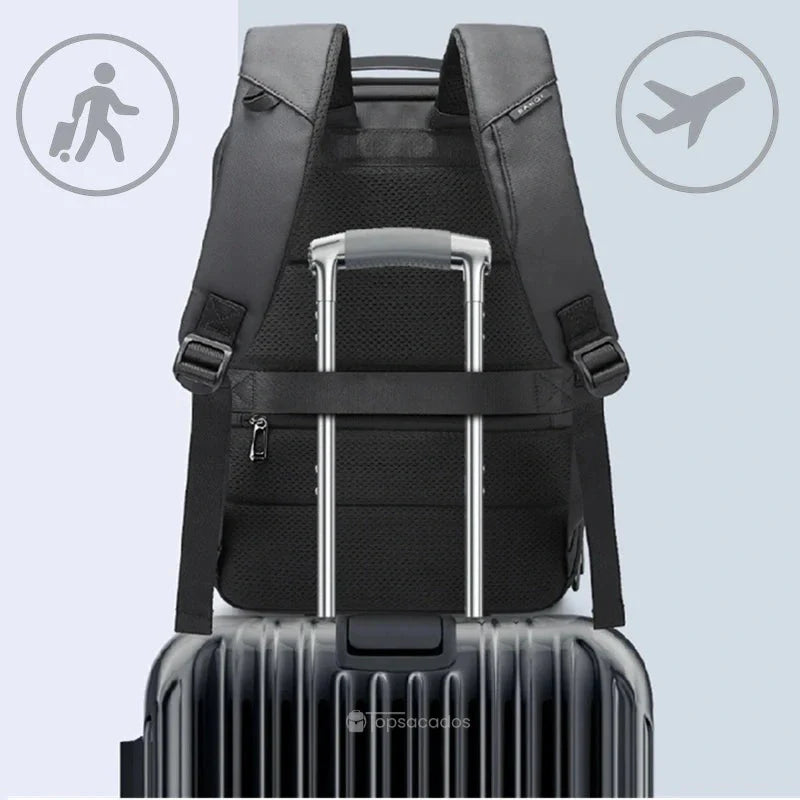 Sac à dos ordinateur portable ouverture par le dessus attaché à une valise à roulettes grâce à une sangle arrière, avec pictogrammes avion et voyageur