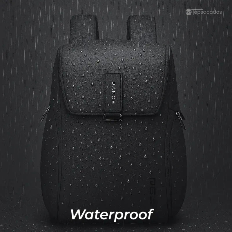 Sac à dos ordinateur portable ouverture par le dessus noir sous la pluie, entièrement recouvert de gouttes d’eau pour illustrer l’étanchéité