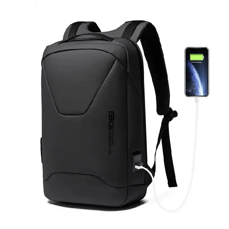Sac à dos pc portable avec port usb noir connecté à un smartphone en chargement, fond blanc épuré