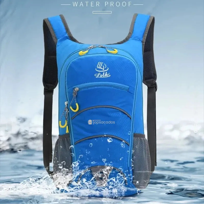 Sac-a-dos-bebe-petite-randonnee bleu waterproof en contact avec l’eau, imperméabilité idéale pour les sorties.