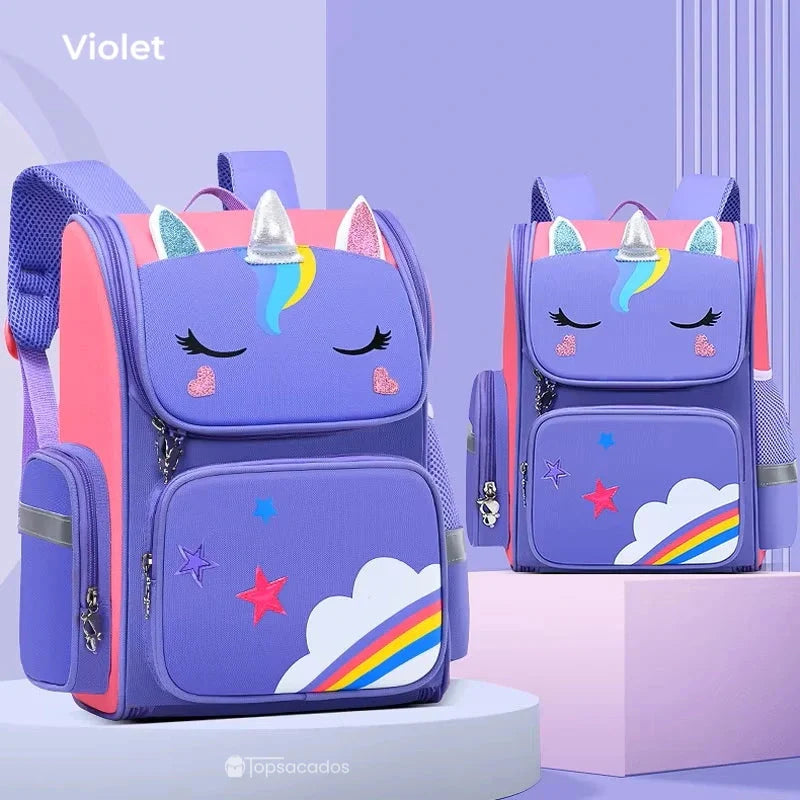 sac a dos petite section violet avec motif licorne arc-en-ciel et coeurs pailletés, exposé en duo sur fond mauve décoratif