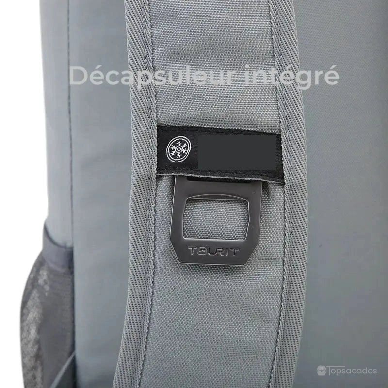 Sac à dos picnic isotherme équipé d’un décapsuleur intégré sur la sangle, visible en gros plan.