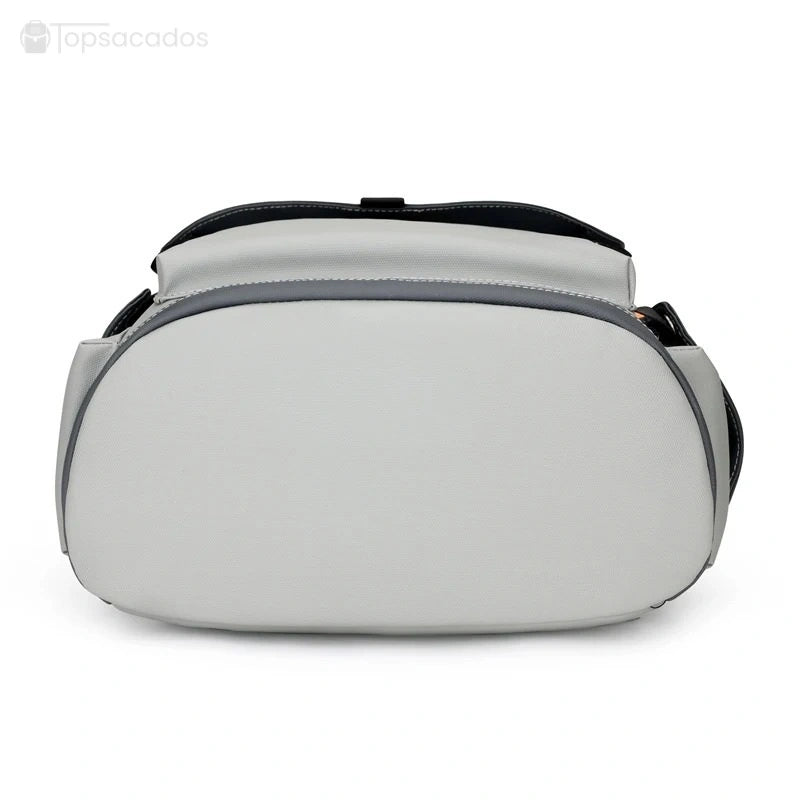 Sac à dos pour étudiant vu par le dessous, montrant la base renforcée en simili cuir gris clair pour plus de durabilité.