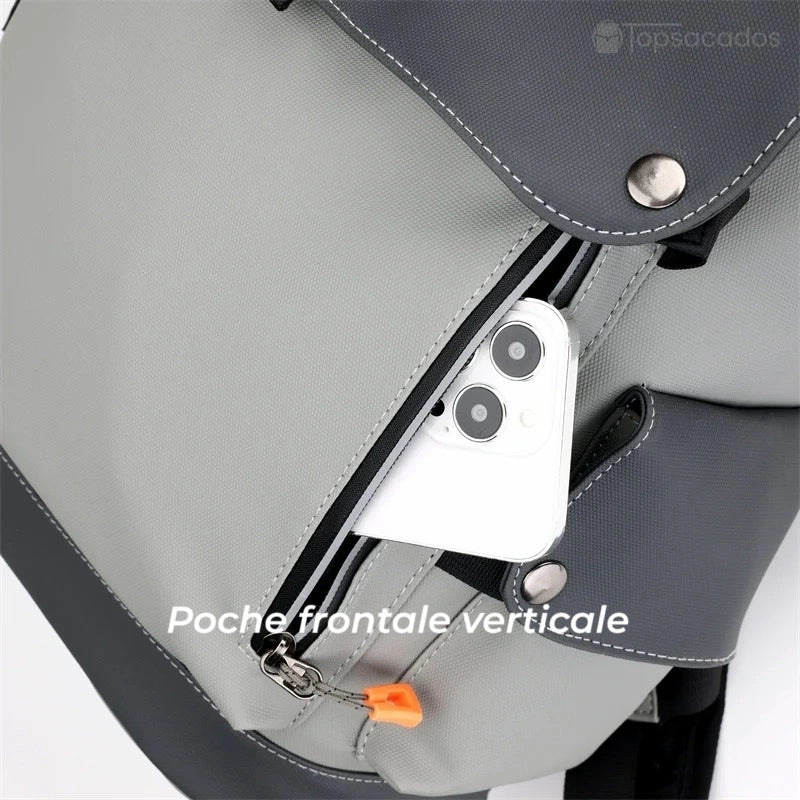 Sac à dos pour étudiant avec poche frontale verticale zippée contenant un smartphone blanc, idéale pour le rangement rapide.