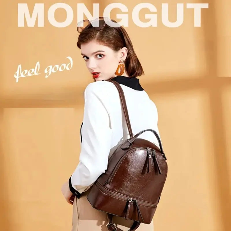 Sac à dos pour femme marron foncé porté par une femme élégante posant devant un mur orangé avec le texte MONGGUT feel good.