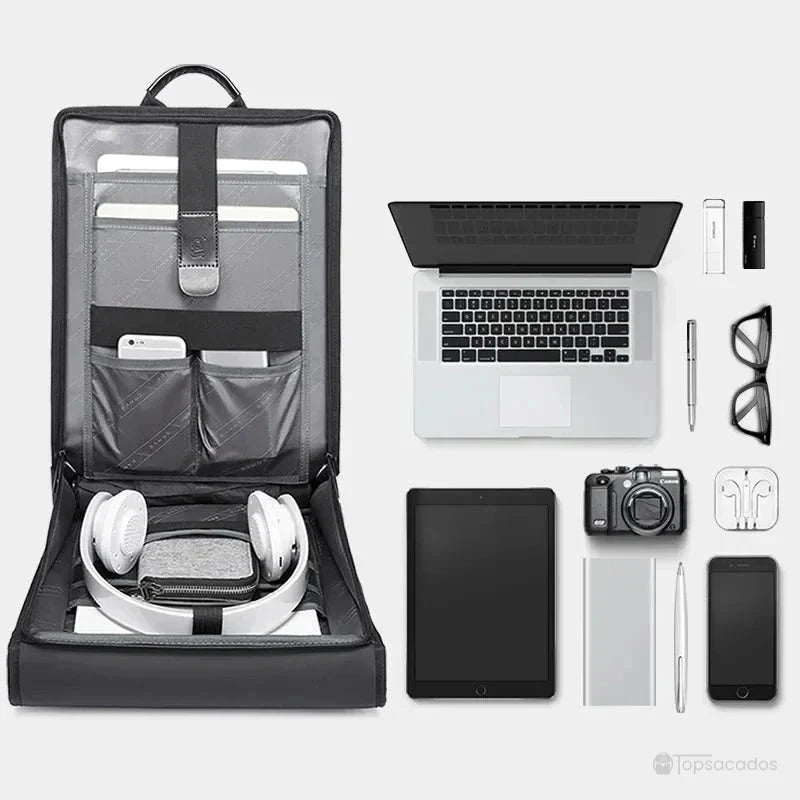 Sac à dos pour PC portable 15.6 pouces ouvert avec accessoires technologiques posés à côté sur fond blanc