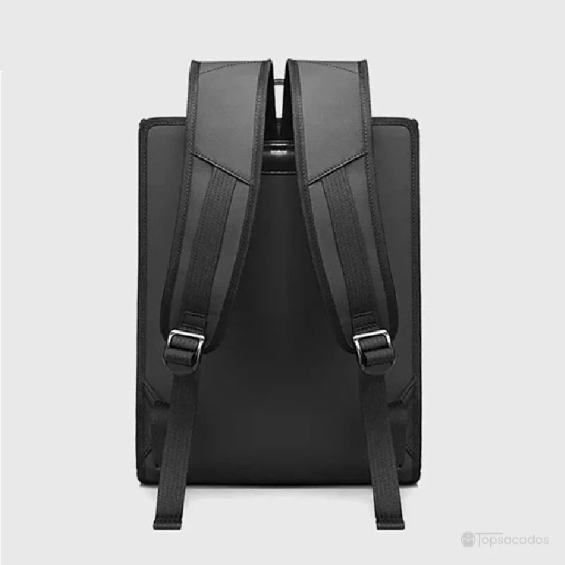 Sac à dos pour PC portable 15.6 pouces vu de dos avec bretelles larges et structure rigide noire