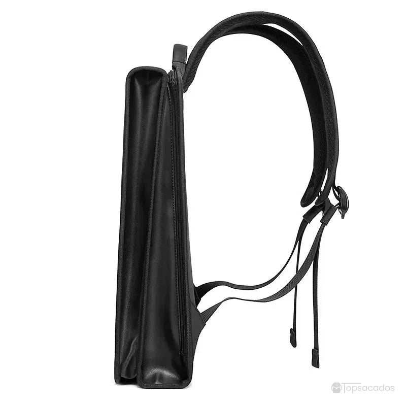 Sac à dos pour PC portable 15.6 pouces vu de profil pour montrer sa finesse et ses bretelles ajustables