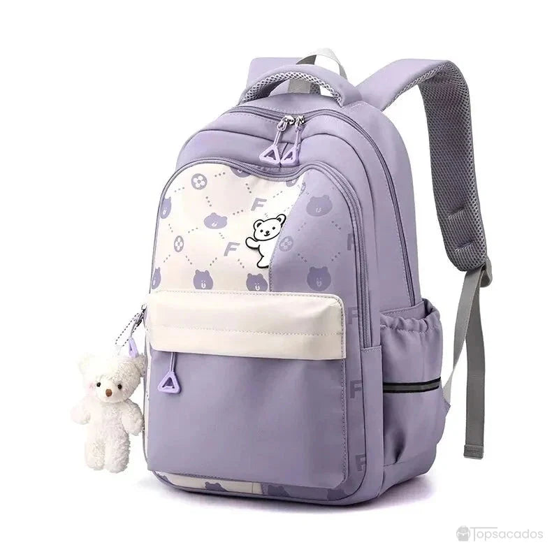 Sac à dos primaire fille couleur violette décoré d'un motif ourson blanc, présenté sur fond blanc.