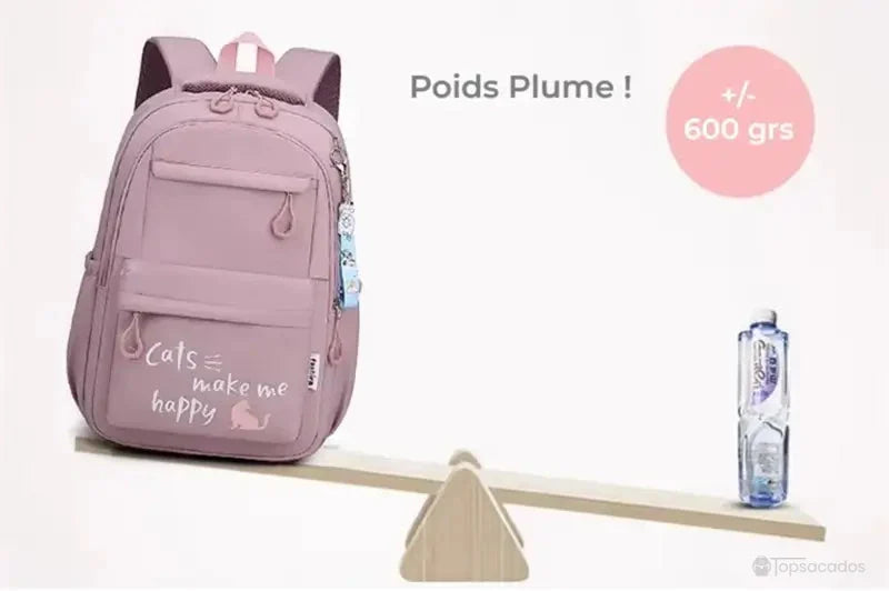 sac a dos primaire rose posé sur une balance illustrant sa légèreté avec un poids d’environ 600 grammes