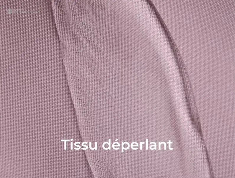 sac a dos primaire en tissu déperlant rose montré en gros plan pour illustrer sa résistance à l’humidité