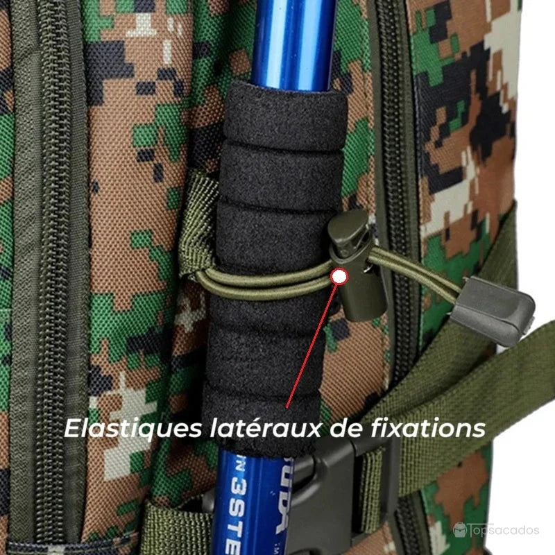 Sac à dos rando avec système de fixation latéral par élastique tenant un bâton de marche bleu