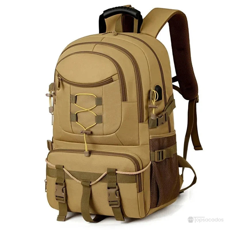 Sac à dos rando kaki sable avec rangements frontaux et attaches solides, idéal pour milieu désertique
