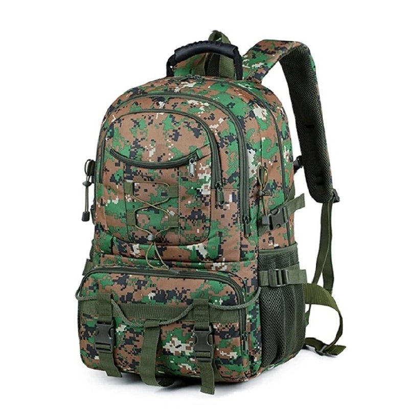 Sac à dos rando camouflage vert et marron posé sur fond blanc, vu de face, avec multiples poches et sangles extérieures