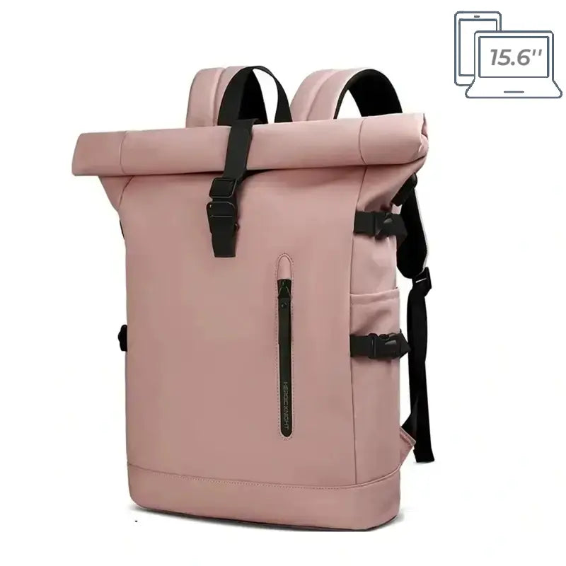 Sac a dos Roll Top femme rose avec fermeture enroulable, sangles réglables et poche latérale zippée, posé sur fond neutre, idéal pour un look moderne et épuré.