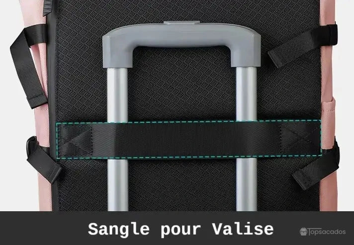 Sac a dos Roll Top pour femme avec focus sur la sangle arrière glissée sur une poignée de valise, idéale pour les voyages et les déplacements sans effort.