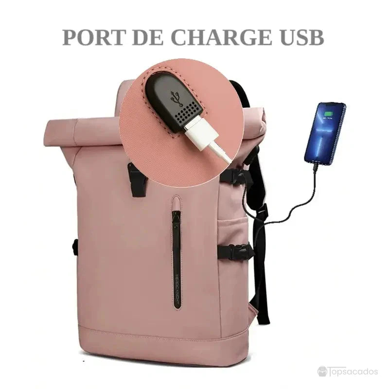 Sac a dos Roll Top pour femme rose avec port de charge USB intégré sur le côté, illustré par un zoom circulaire sur le connecteur et un smartphone en cours de chargement à l’extérieur du sac.