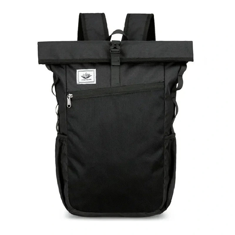 Sac à dos roulé noir avec grande poche frontale, boucle centrale et bretelles épaisses, présenté de face sur fond blanc.