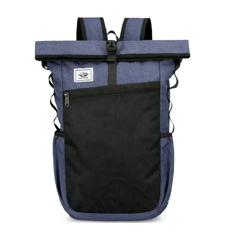 Sac à dos roulé bleu marine avec poche frontale noire et fermeture à boucle, présenté de face sur fond neutre.
