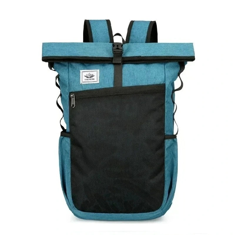 Sac à dos roulé vert turquoise avec grande poche noire à fermeture éclair et boucle centrale, présenté de face sur fond blanc.