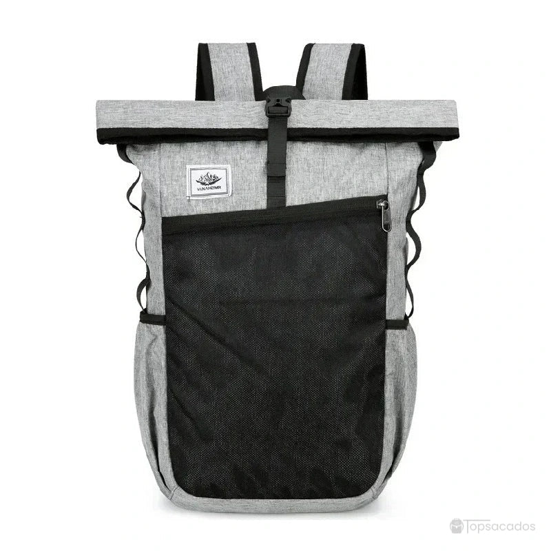 Sac à dos roulé gris clair avec poche frontale noire et boucle centrale, présenté de face sur fond blanc.