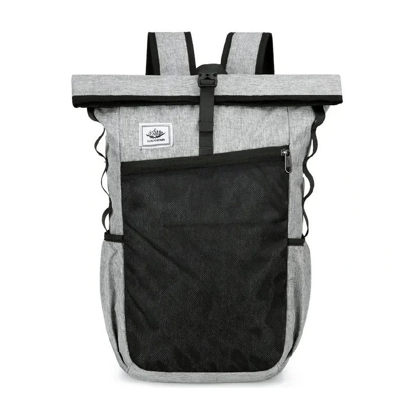 Sac à dos roulé gris clair avec poche frontale noire et boucle centrale, présenté de face sur fond blanc.
