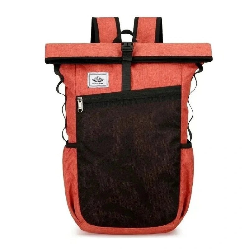 Sac à dos roulé orange vif avec poche noire zippée et boucle noire centrale, présenté de face sur fond blanc.