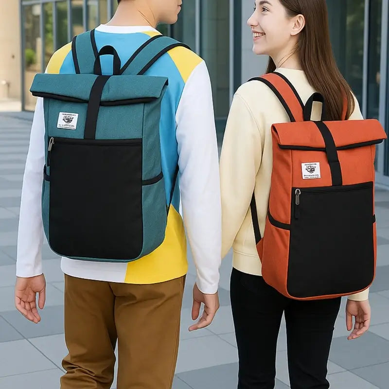 Sac à dos roulé porté par un couple, modèle turquoise et modèle orange, dans un environnement urbain moderne.
