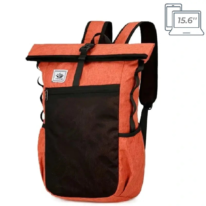 Sac à dos roulé orange avec grande poche noire zippée, bretelles matelassées et fermeture par boucle, présenté en vue de trois-quarts sur fond blanc.