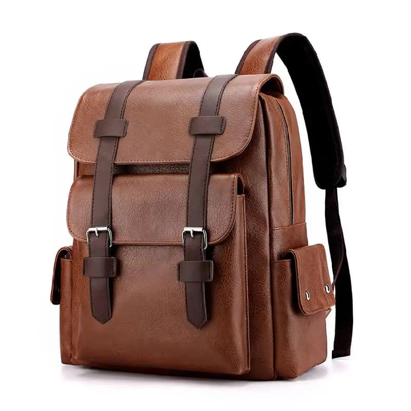 Sac à dos simili cuir marron clair avec lanières sombres et poches latérales à boutons pression, capturé en vue de trois quarts.