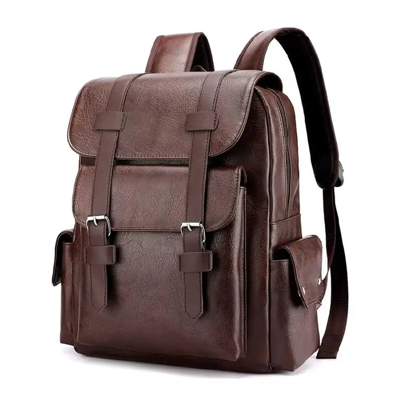Sac à dos simili cuir marron foncé avec sangles à boucle et grande poche frontale, vu de face sur fond blanc.