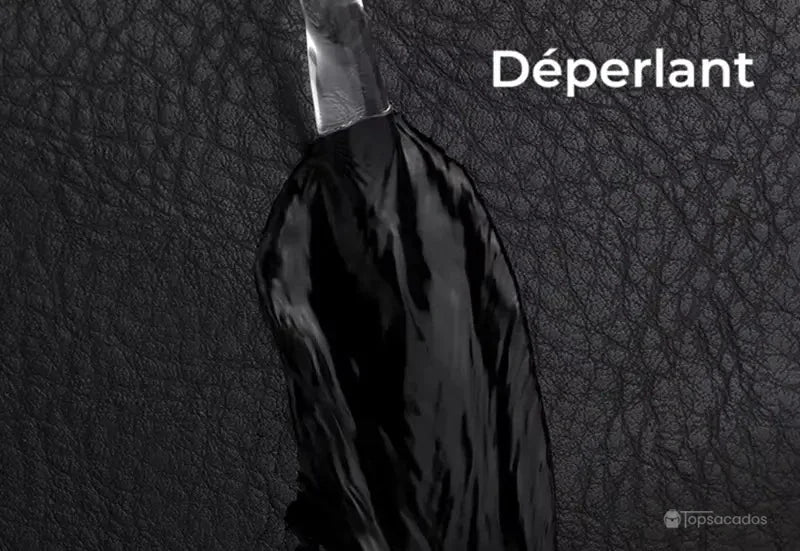 Sac à dos simili cuir avec surface déperlante montrant une goutte d’eau glissant sur le revêtement imperméable.