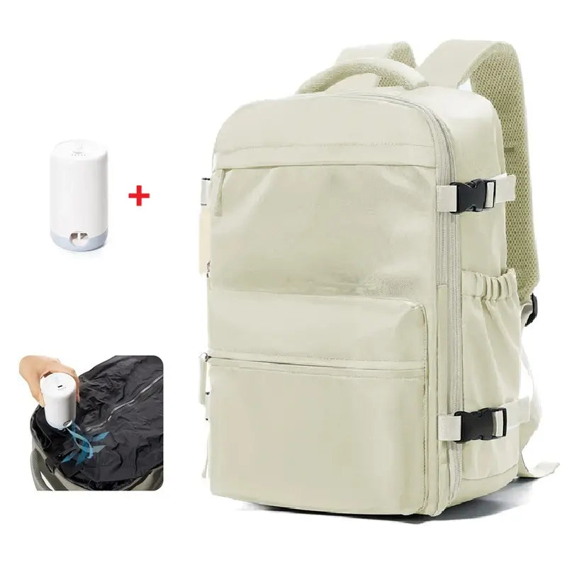 Sac à dos sous vide beige accompagné d'une pompe électrique blanche pour compression du contenu, présenté en studio sur fond blanc.