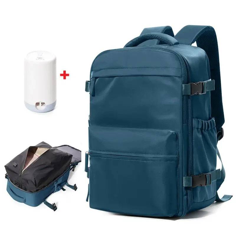 Sac à dos sous vide bleu profond livré avec pompe de compression électrique, vue du sac ouvert montrant la fonction de réduction de volume.