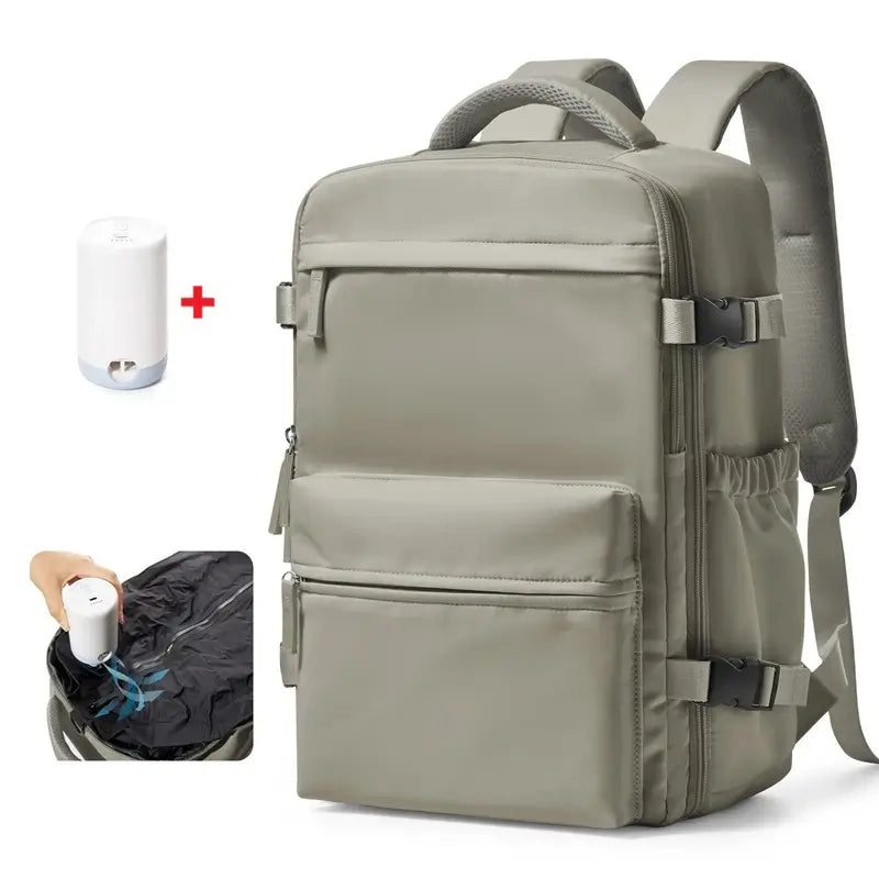 Sac à dos sous vide marron clair avec démonstration de la pompe électrique utilisée pour compresser le contenu dans un environnement neutre.