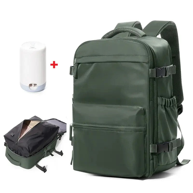 Sac à dos sous vide vert forêt équipé d'une pompe électrique de compression, mis en scène sur fond blanc pour démonstration d'utilisation.