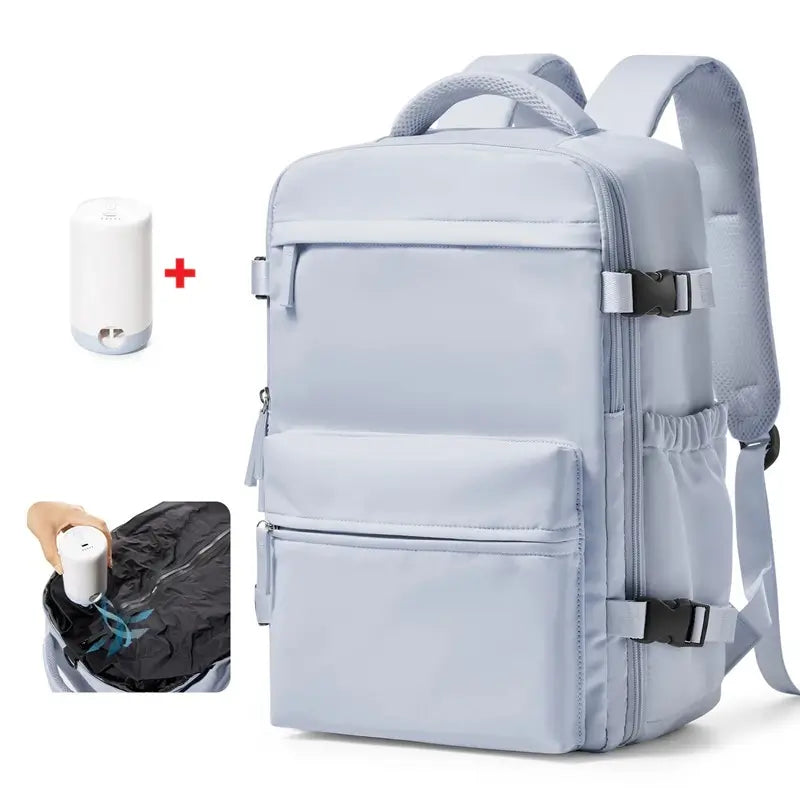 Sac à dos sous vide gris clair avec pompe électrique de compression, présenté en vue studio sur fond blanc.
