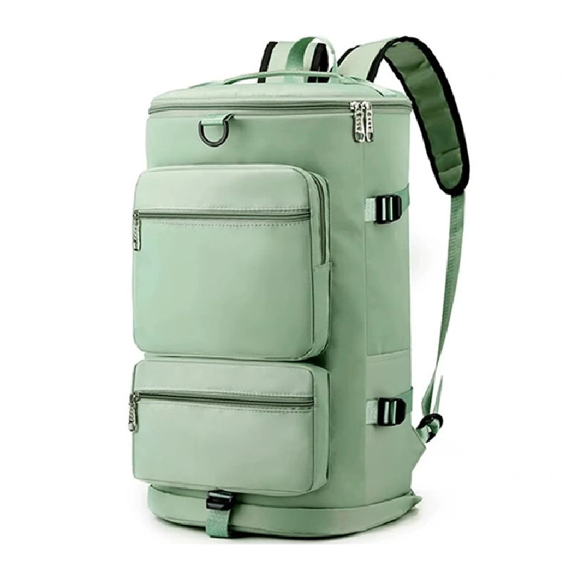 Sac à dos sport grand volume vert pastel avec deux grandes poches zippées sur le devant, vu de trois-quarts sur fond blanc.